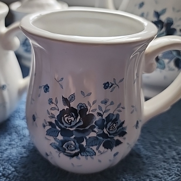 Ceramic white with blue roses cup - Picture 3 of 14